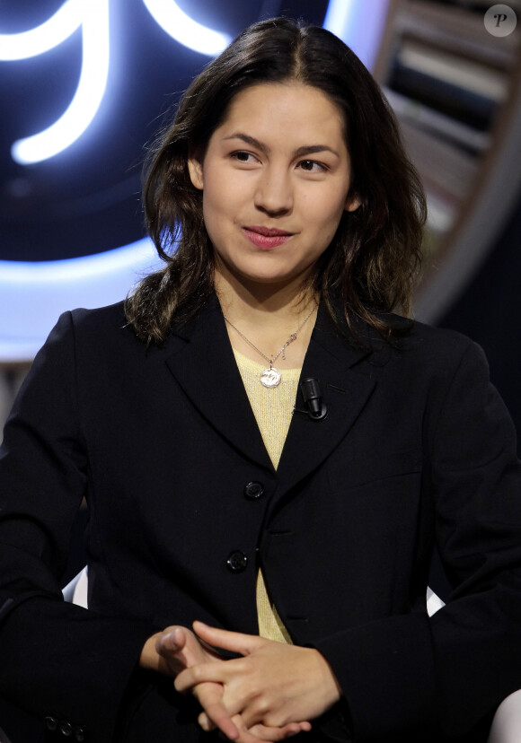 Portrait de Line Papin sur le plateau de l'émission TV "La Grande Librairie" sur France 5.