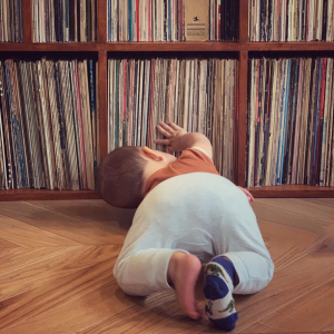 Tahoma, le fils de Shy'm, curieux de la collection de vinyles de sa maman. Octobre 2021.