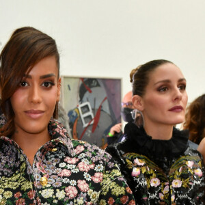 Amel Bent et Olivia Palermo au front row du défilé de mode Giambattista Valli lors de la la Fashion Week printemps/été 2022 à Paris, France, le 4 octobre 2021. © Veeren Ramsamy-Christophe Clovis/Bestimage 