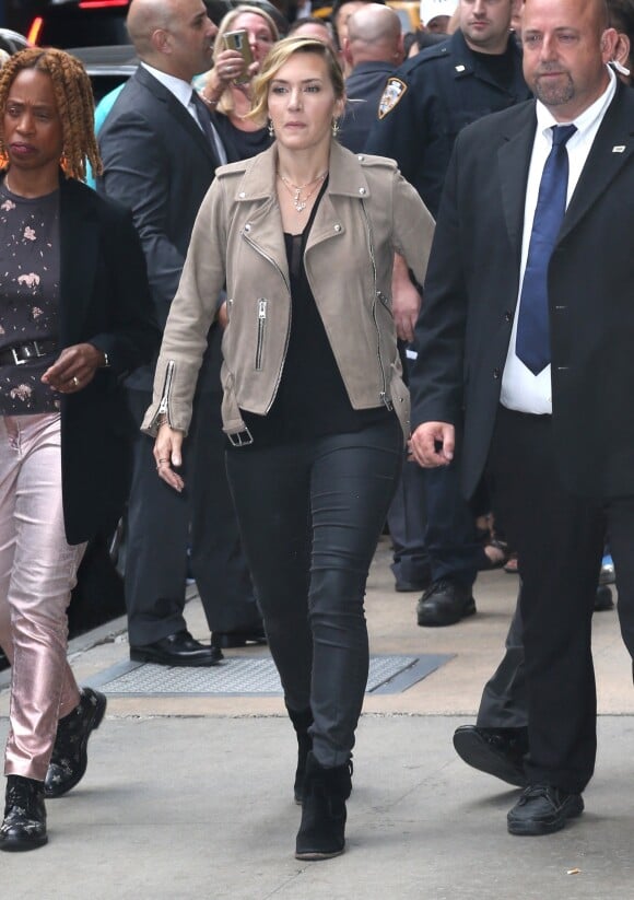 Kate Winslet, toute souriante, va participer à l'émission ''Good Morning America'' à New York, le 26 septembre 2017. Elle est allée signer des autographes à ses fans. 