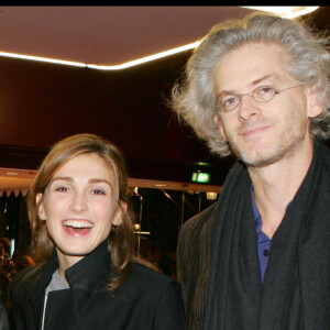 Julie Gayet et son mari Santiago Amigoreno à la prmeière du film Un long dimanche de fiançailles de Jean-Pierre Jeunet au cinéma Gaumont Marignan à Paris