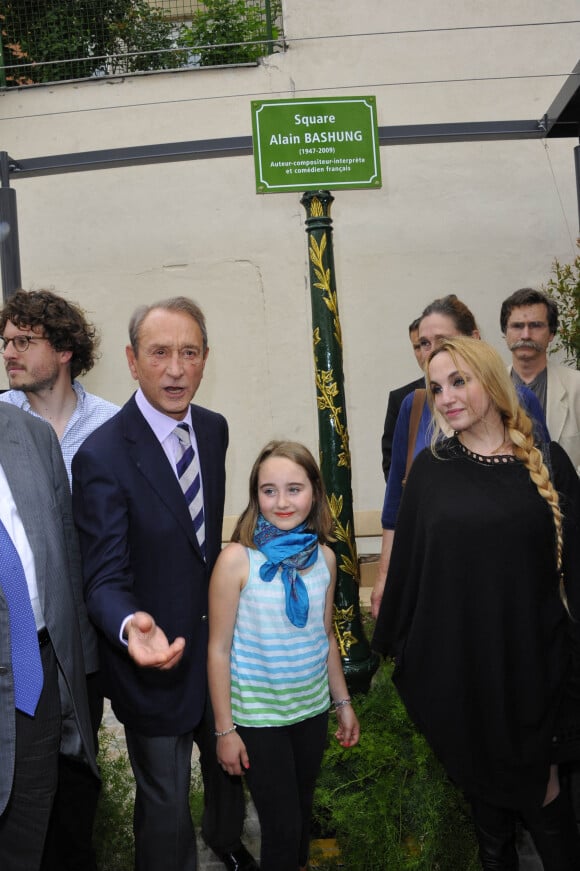 Bertrand Delanoë, Chloé Mons et sa fille Poppée - Inauguration d'un nouveau square dans le 18ème arrondissement en hommage au chanteur disparu Alain Bashung.