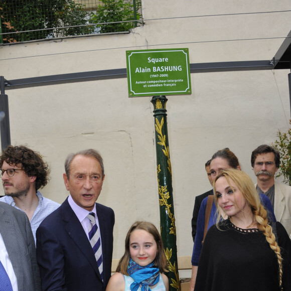 Bertrand Delanoë, Chloé Mons et sa fille Poppée - Inauguration d'un nouveau square dans le 18ème arrondissement en hommage au chanteur disparu Alain Bashung.