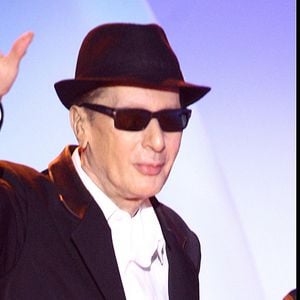 Alain Bashung reçoit la Victoire de la Musique de l'Artiste Masculin de l'Année en 2009, quelques mois avant sa mort.