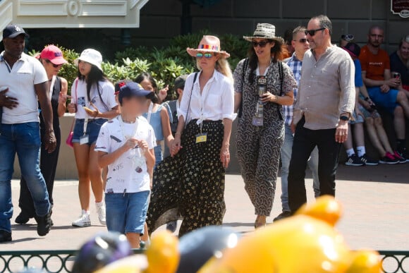 Laeticia Hallyday et ses filles Jade et Joy, Jean Reno, sa femme Zofia Borucka et leurs enfants Cielo et Dean à Disneyland Paris. Le 26 juin 2019.