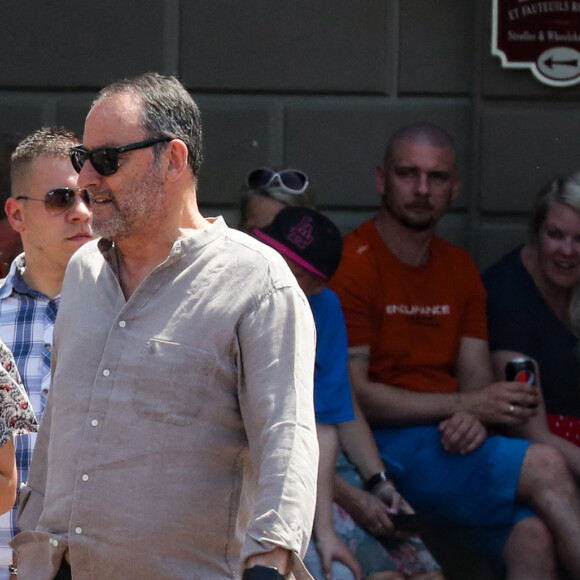 Laeticia Hallyday et ses filles Jade et Joy, Jean Reno, sa femme Zofia Borucka et leurs enfants Cielo et Dean à Disneyland Paris. Le 26 juin 2019.