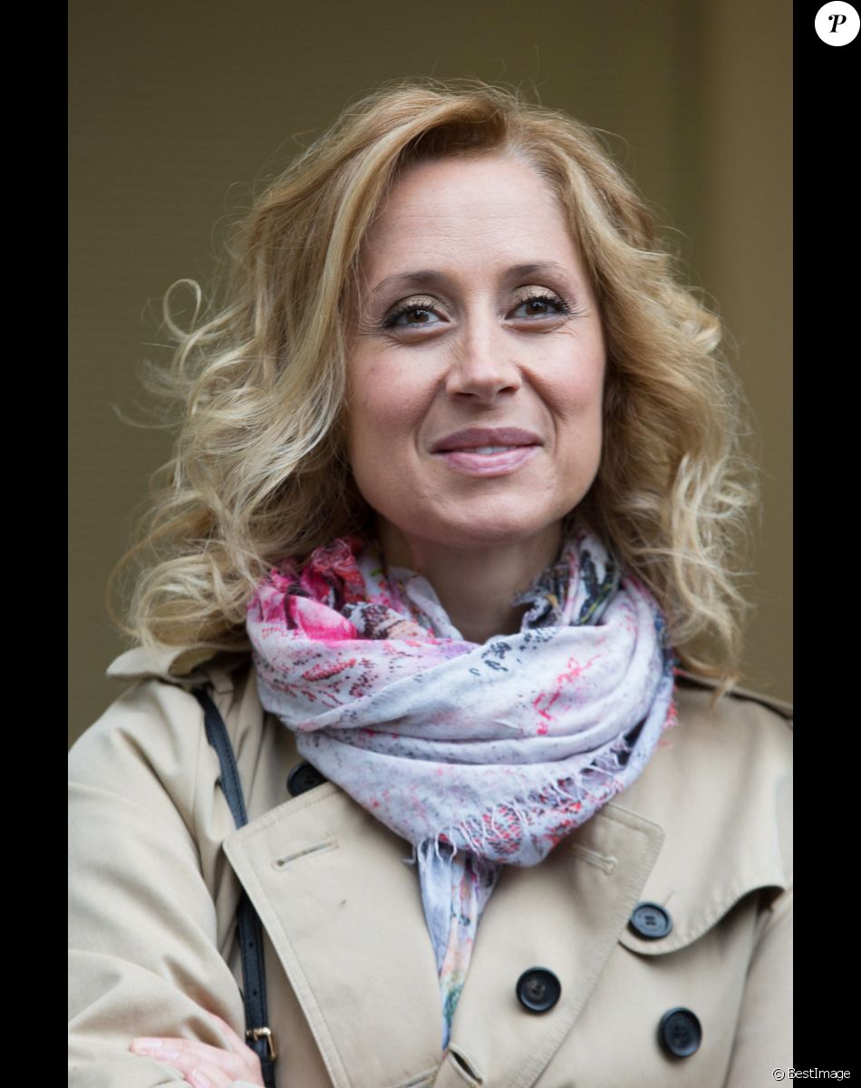 Lara Fabian assiste à la ducasse de Mons ou Doudou, une fête locale basée sur des traditions ancestrales qui a lieu tous les ans à Mons, en Belgique.