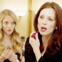 Regardez la ravissante Amanda Seyfried dans le plus simple appareil... séduire Julianne Moore !