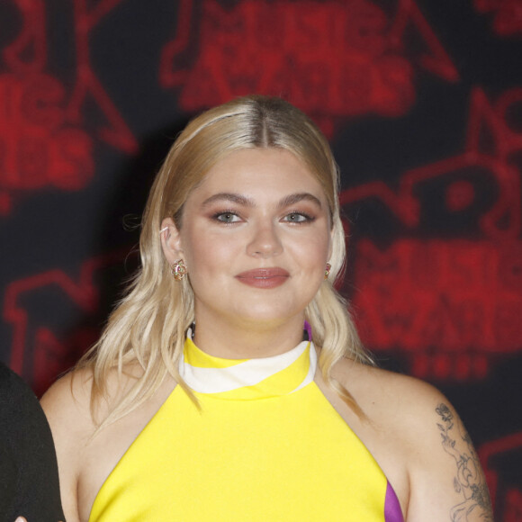 Florian Rossi et sa compagne Louane Emera lors de la 23ème édition des NRJ Music Awards 2021 au Palais des Festivals de Cannes, le 20 novembre 2021. © Christophe Aubert via Bestimage 