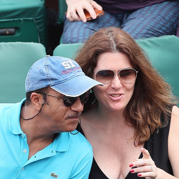 Pascal Legitimus et sa femme Adriana Santini en tribune lors des internationaux de tennis de Roland Garros le 28 mai 2018. © Dominique Jacovides / Cyril Moreau / Bestimage 