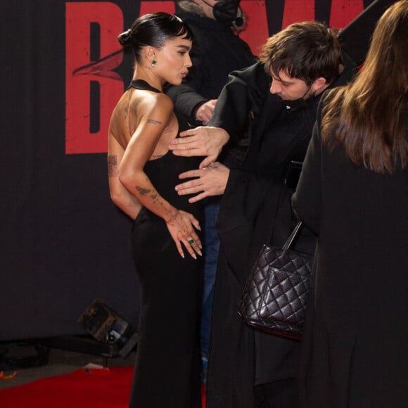 Zoë Kravitz, sublime dans une robe noire Saint Laurent, assiste à l'avant-première du film "The Batman" au cinéma BFI IMAX Waterloo. Londres, le 23 février 2022.