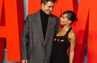 Zoë Kravitz : Canon en robe noire, tatouages apparents, au bras de Robert Pattinson