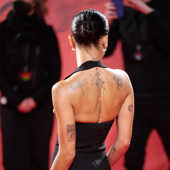 Zoë Kravitz, sublime dans une robe noire Saint Laurent, assiste à l'avant-première du film "The Batman" au cinéma BFI IMAX Waterloo. Londres, le 23 février 2022.