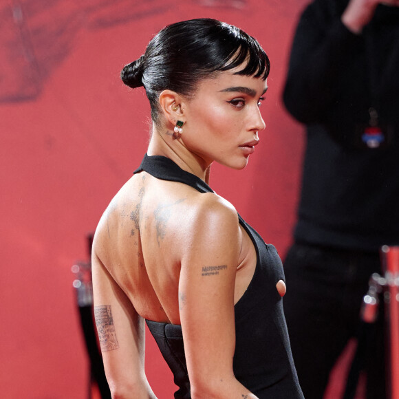 Zoë Kravitz, sublime dans une robe noire Saint Laurent, assiste à l'avant-première du film "The Batman" au cinéma BFI IMAX Waterloo. Londres, le 23 février 2022.