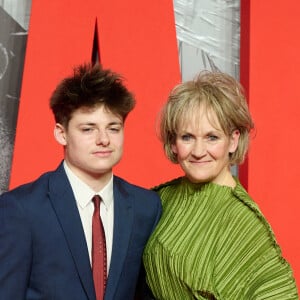 Lorraine Ashbourne et son fils Louis Serkis assistent à l'avant-première du film "The Batman" au cinéma BFI IMAX Waterloo. Londres, le 23 février 2022.