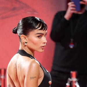 Zoë Kravitz, sublime dans une robe noire Saint Laurent, assiste à l'avant-première du film "The Batman" au cinéma BFI IMAX Waterloo. Londres, le 23 février 2022.