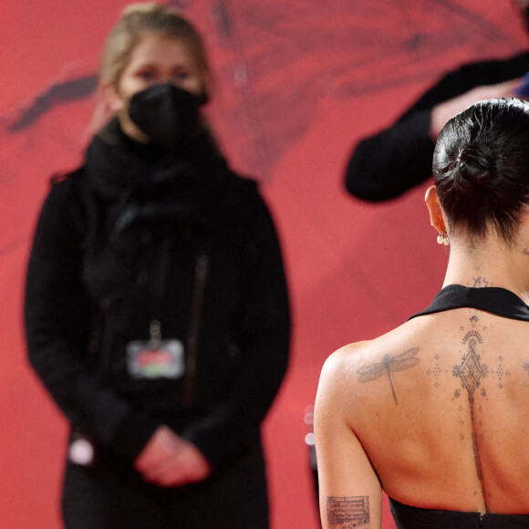 Zoë Kravitz, sublime dans une robe noire Saint Laurent, assiste à l'avant-première du film "The Batman" au cinéma BFI IMAX Waterloo. Londres, le 23 février 2022.