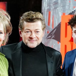Lorraine Ashbourne, Andy Serkis et leur fils Louis Serkis assistent à l'avant-première de The Batman au cinéma BFI IMAX Waterloo. Londres, le 23 février 2022.