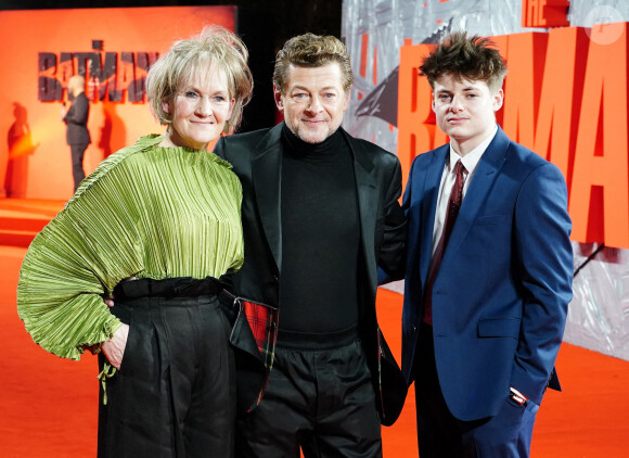 Lorraine Ashbourne, Andy Serkis et leur fils Louis Serkis assistent à l'avant-première de The Batman au cinéma BFI IMAX Waterloo. Londres, le 23 février 2022.