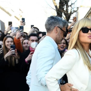 Rita Ora et Taika Waititi arrivent au défilé Fendi, collection prêt-à-porter automne-hiver 2022-2023, lors de la Fashion Week de Milan. Le 23 février 2022.