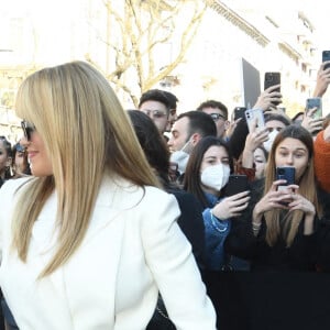 Rita Ora et Taika Waititi arrivent au défilé Fendi, collection prêt-à-porter automne-hiver 2022-2023, lors de la Fashion Week de Milan. Le 23 février 2022.