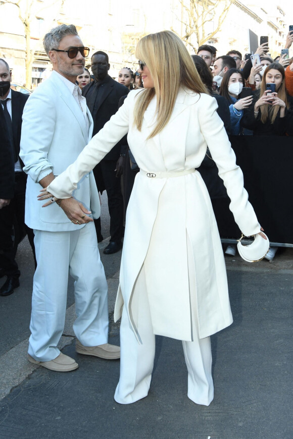Rita Ora et Taika Waititi arrivent au défilé Fendi, collection prêt-à-porter automne-hiver 2022-2023, lors de la Fashion Week de Milan. Le 23 février 2022.