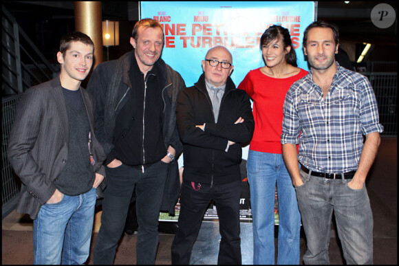 Cyril Descours, Alfred Lot, Michel Blanc, Mélanie Doutey et Gilles Lellouche présentent leur nouveau film, Une petite zone de turbulence, au cinéma UGC Ciné Cité Bercy, à Paris, le 11 janvier 2010.