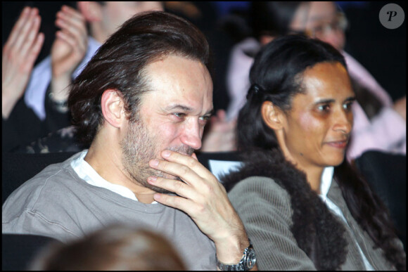 Vincent Perez, surpris à l'avant-première du film Une petite zone de turbulence, au cinéma UGC Ciné Cité Bercy, à Paris, le 11 janvier 2010.