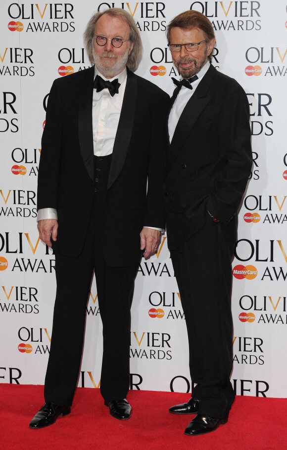 Benny Andersson et Bjorn Ulvaeus posant dans la salle de presse lors de la cérémonie des Olivier Awards 2014 au Royal Opera House à Londres, le 13 avril 2014.