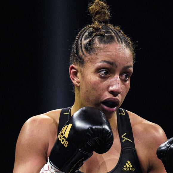 Estelle Yoka-Mossely s'est montrée meilleure technicienne et bat l'Allemande Verena Kaiser aux points lors des championne IBO des légers à la H Arena de Nantes, France, le 5 mars 2021. © Federico Pestellini/Panoramic/Bestimage