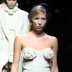 Lila Grace Moss, la fille de Kate Moss, défile pour Blumarine (collection automne-hiver 2022-2023) à Milan. Le 24 février 2022.
