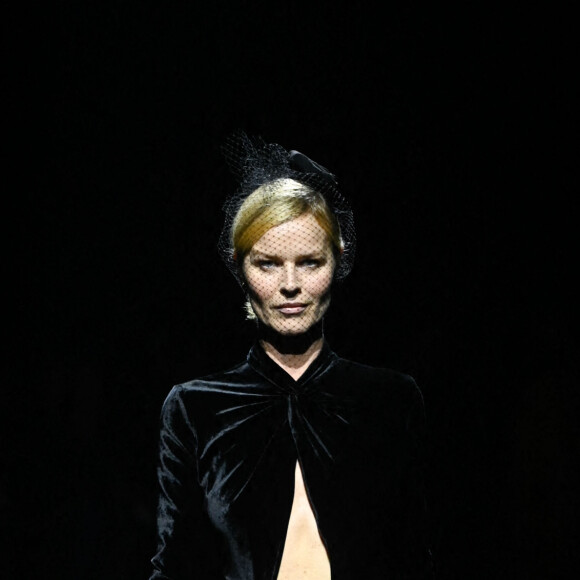 Eva Herzigova défile pour Blumarine (collection automne-hiver 2022-2023) à Milan. Le 24 février 2022.