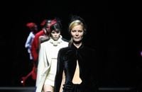 Eva Herzigova : De retour à la Fashion Week, elle chaperonne la fille d'une amie célèbre