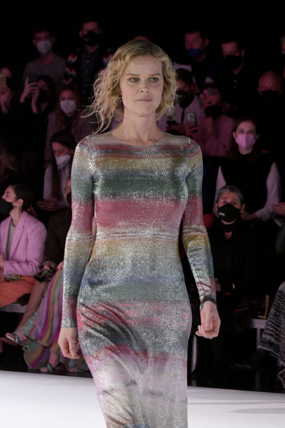 Eva Herzigova défile pour Missoni (collection automne-hiver 2022-2023) lors de la Fashion Week de Milan, le 25 février 2022.