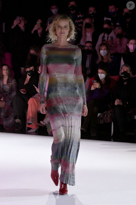 Eva Herzigova défile pour Missoni (collection automne-hiver 2022-2023) lors de la Fashion Week de Milan, le 25 février 2022.