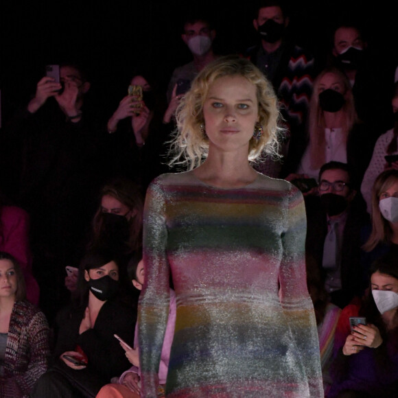 Eva Herzigova défile pour Missoni (collection automne-hiver 2022-2023) lors de la Fashion Week de Milan, le 25 février 2022.