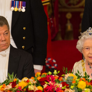 Elisabeth II d'Angleterre et le prince Philip, duc d'Edimbourg, donnent un banquet d'Etat à Buckingham palace pour le président colombien , Juan Manuel Santos et sa femme, la première dame colombienne Maria Clemencia Rodriguez à Londres, Royaume Uni, le 1er novembre 2016. La reine porte sa tiare en saphirs, faite dans les années 1960 à partir des pierres offertes par son père lors de son mariage.