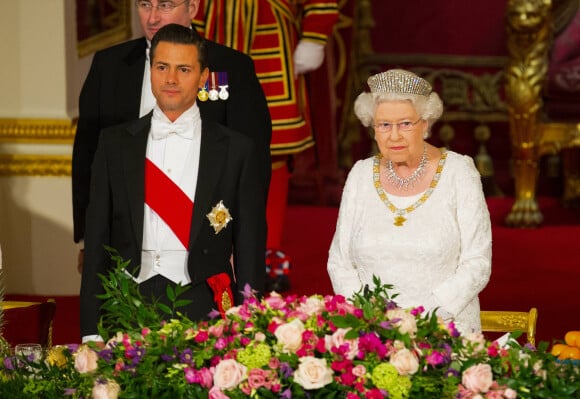 Le président du Mexique Enrique Peña Nieto et la reine Elisabeth II d'Angleterre (portant la "Queen Mary's Fringe Tiara") - La famille royale d'Angleterre lors du banquet d'état en l'honneur du président du Mexique à Londres. Le 3 mars 2015