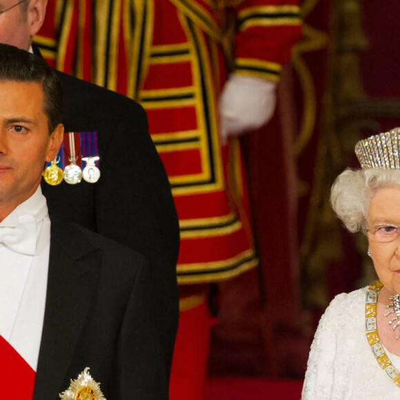 Le président du Mexique Enrique Peña Nieto et la reine Elisabeth II d'Angleterre (portant la "Queen Mary's Fringe Tiara") - La famille royale d'Angleterre lors du banquet d'état en l'honneur du président du Mexique à Londres. Le 3 mars 2015
