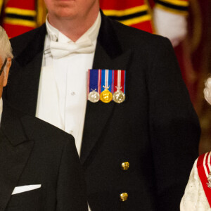 La reine Elisabeth II et le prince Philip, duc d'Edimbourg reçoivent le président de la république de Singapour Tony Tan Keng et sa femme Mary, lors d'un dîner au Buckingham Palace à Londres, le 21 octobre 2014. La souveraine porte sa tiare "Girls of Great Britain and Ireland".