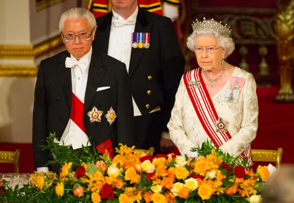 La reine Elisabeth II et le prince Philip, duc d'Edimbourg reçoivent le président de la république de Singapour Tony Tan Keng et sa femme Mary, lors d'un dîner au Buckingham Palace à Londres, le 21 octobre 2014. La souveraine porte sa tiare "Girls of Great Britain and Ireland".