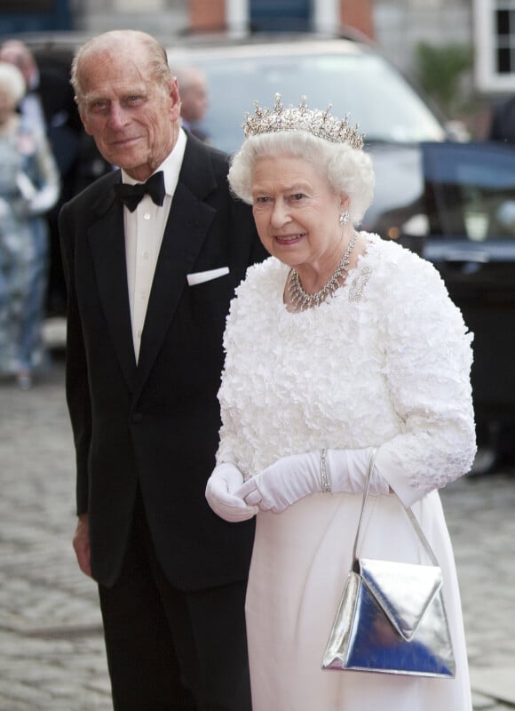 La reine Elizabeth et son mari le prince Philip en visite à Dublin, en Irlande, en 2011. Elle porte sa tiare "Girls of Great Britain and Ireland".