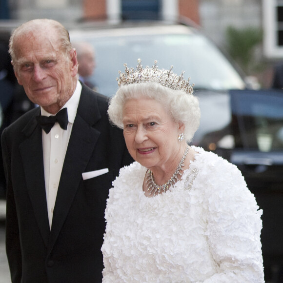 La reine Elizabeth et son mari le prince Philip en visite à Dublin, en Irlande, en 2011. Elle porte sa tiare "Girls of Great Britain and Ireland".