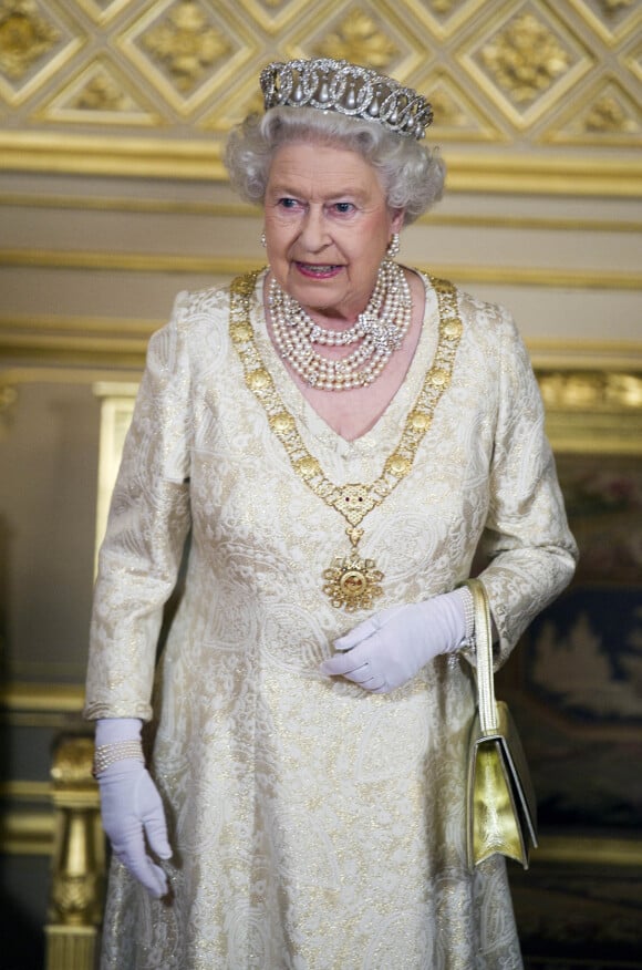 La reine Elizabeth lors d'un dîner d'Etat avec l'émir du Qatar à Windsor, en 2010. 