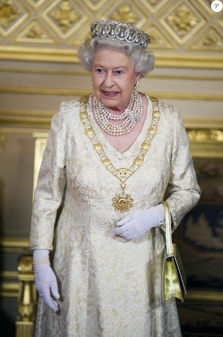 La reine Elizabeth lors d'un dîner d'Etat avec l'émir du Qatar à