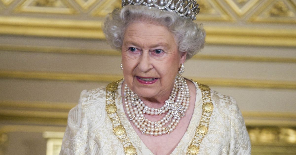 La reine Elizabeth lors d'un dîner d'Etat avec l'émir du Qatar à
