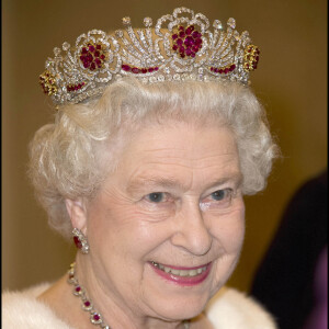 Elizabeth II lors d'un banquet donné en son honneur en Slovénie, en 2008. La reine porte la "Burmese Ruby Tiara" réalisée par Garrard. 