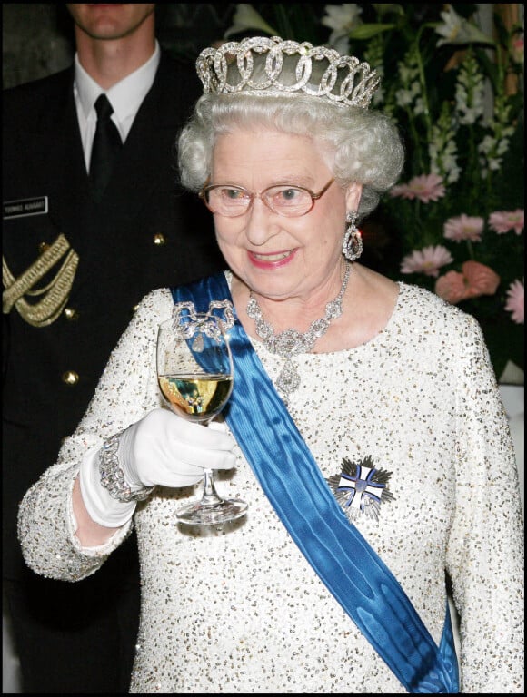 La reine Elizabeth lors d'un banquet d'Etat à Tallin, en Estonie, en 2006. La souveraine porte la "Grand Duchess Vladimir Tiara".