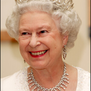 Elizabeth II lors d'un dîner de gala au palais présidentiel de Vilnius, en Lituanie, en 2006. La reine porte la "Grand Duchess Vladimir Tiara" dans sa version avec des perles.