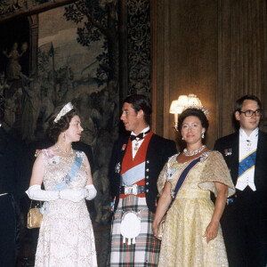 Le prince Philip, duc d'Edimbourg, la princesse Margaret, la reine mère, le roi Carl Gustav de Suède, la reine Elisabeth II d'Angleterre (portant la "Queen Mary's Fringe Tiara") - Le roi de Suède en visite d'Etat. Juillet 1975